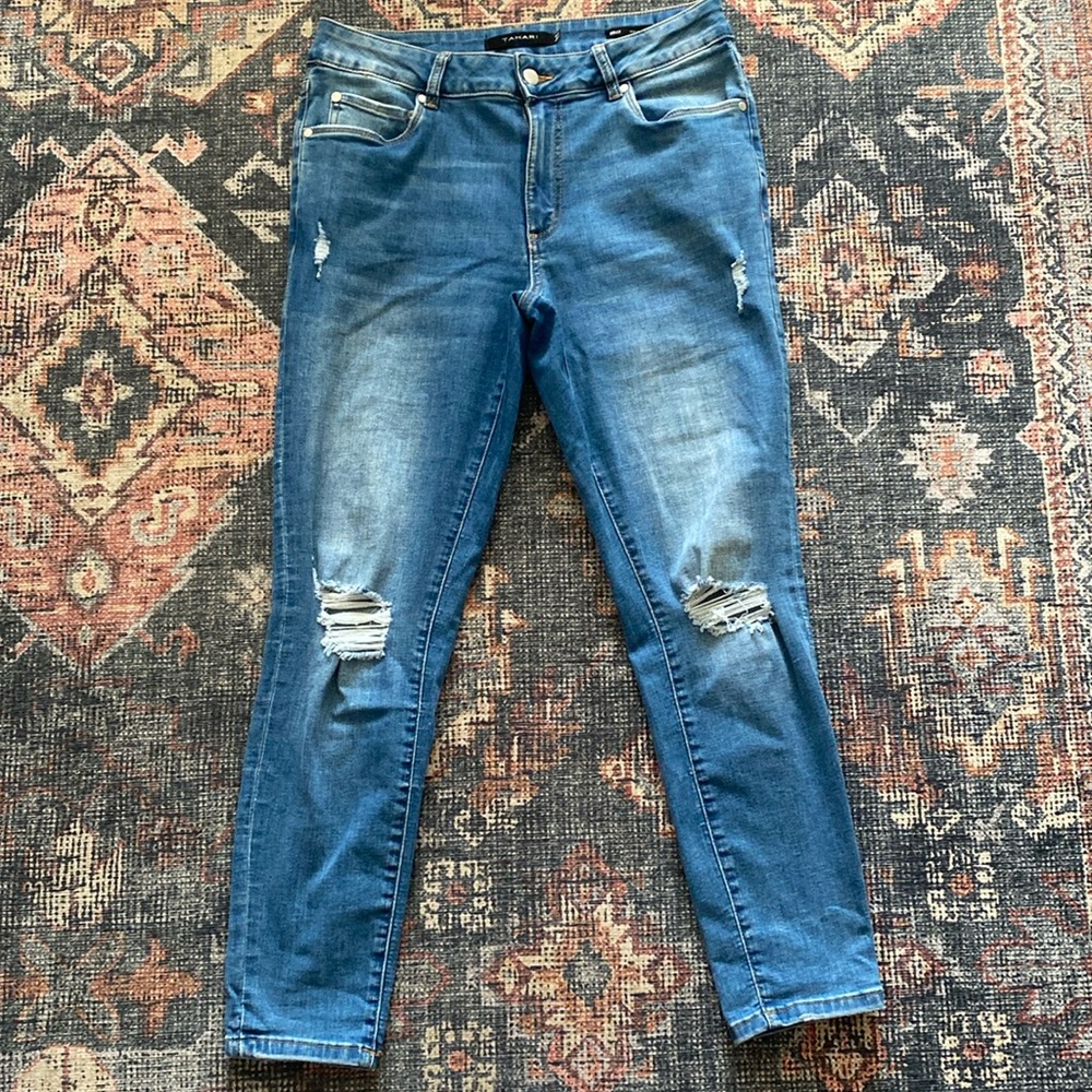 ✨TAHARI Distressed Jeans - Size 10 - Picture 2 of 7